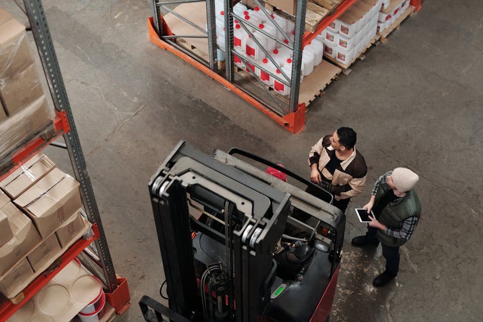 Skladiščna ekipa beleži čas med logističnim delom